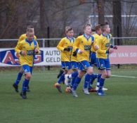 JO13-1 blijft de koplopers in zicht houden.