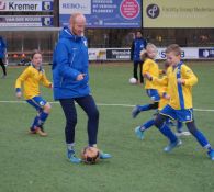 Opkomst Mini's - JO11-3 tijdens de wedstrijd DZC'68 1 - SDVB 1