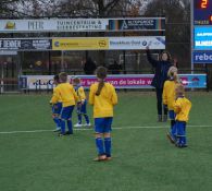 Opkomst Mini's - JO11-3 tijdens de wedstrijd DZC'68 1 - SDVB 1