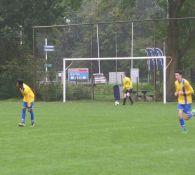 Aanval over rechts eindigt in de handen van de keeper