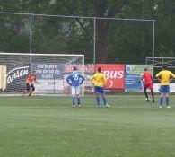 Keeper tegen keeper. De 2-0 in de maak.