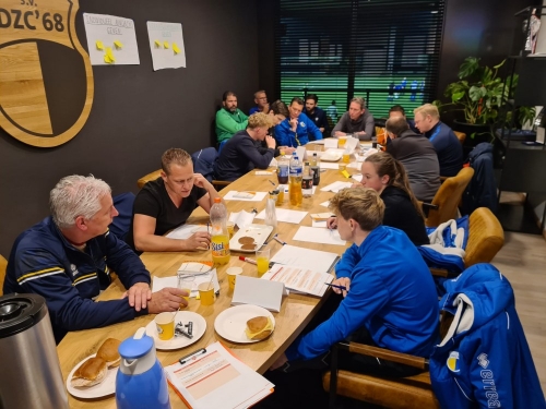 11 DZC'68-trainers volgen de KNVB-cursus JVTC bij DZC'68