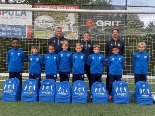 ADEX Groep schenkt trainingspakken en tassen aan DZC'68 O10-3