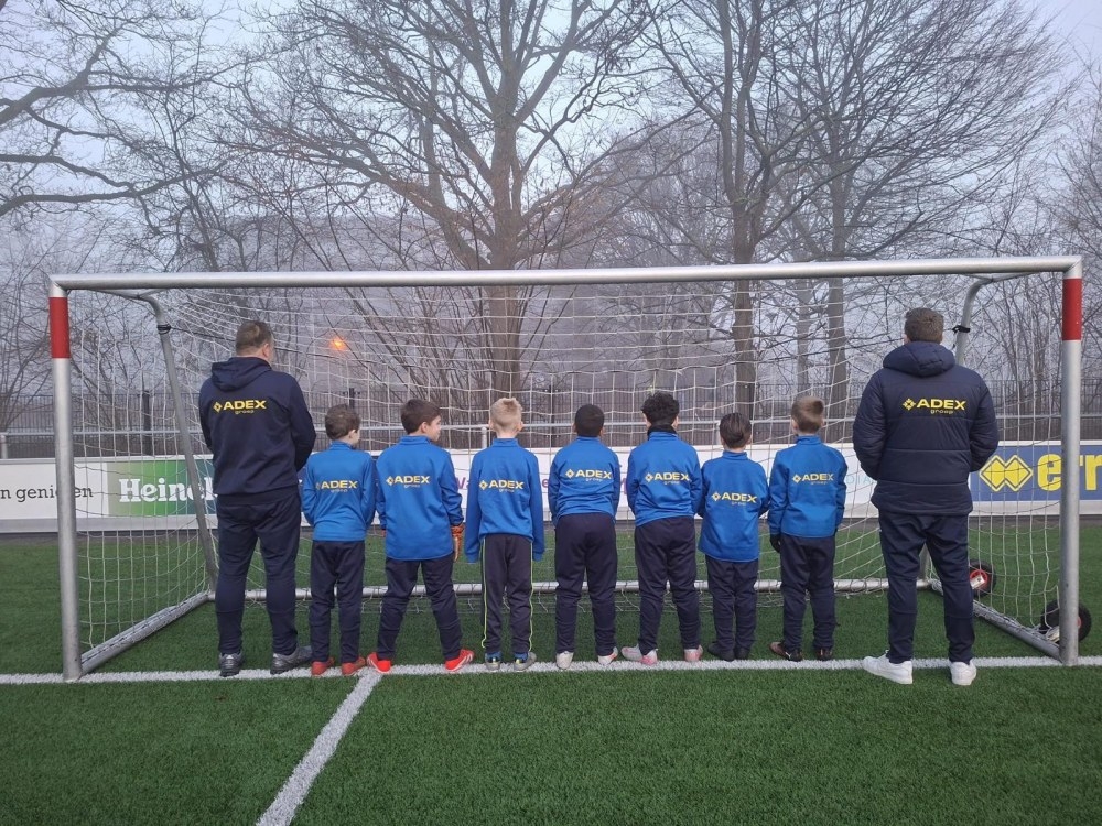 ADEX Groep schenkt trainingspakken aan DZC'68 JO9-4