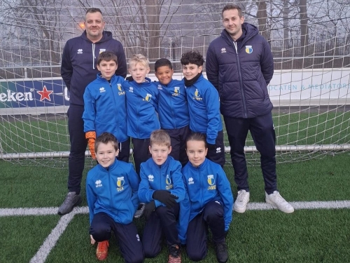 ADEX Groep schenkt trainingspakken aan DZC'68 JO9-4