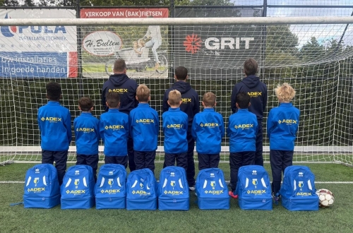 ADEX Groep schenkt trainingspakken en tassen aan DZC'68 O10-3