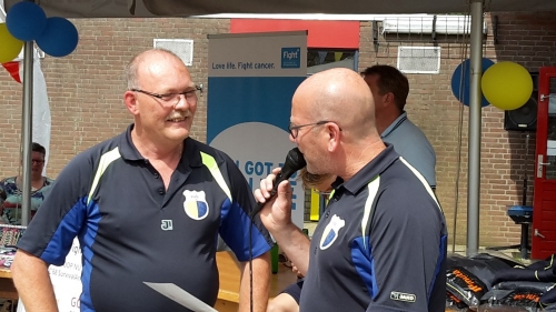 Scheidsrechter coördinator Bart Bouwmeester draagt de vlag over