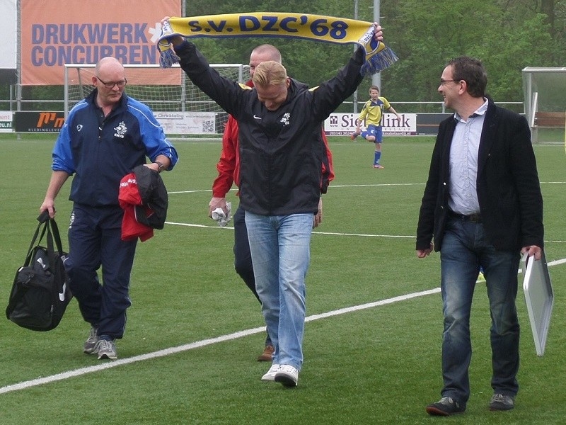 Scheidsrechter coördinator Bart Bouwmeester draagt de vlag over