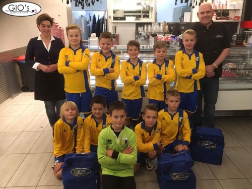 Gio's Doetinchem sponsort sporttassen JO11-10