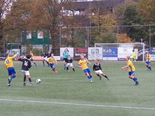 JO13-1 krijgt masterclass in voetbal Intimidatie.