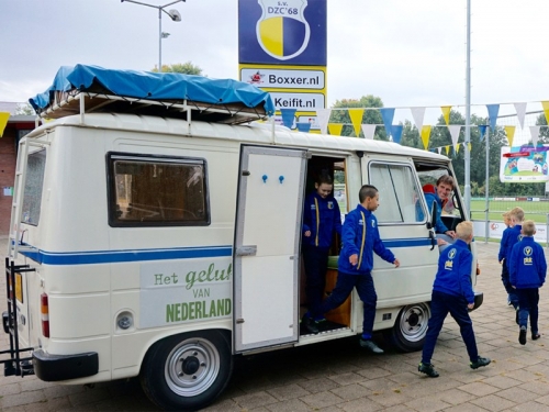 Pluk komt met spelersbus en sponsort trainingspakken DZC’68 JO11-2