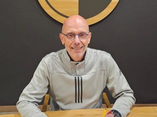 Tino Stoop verlengt contract bij DZC’68 Vrouwen 1 met twee seizoenen