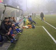 Beschutting in de dugout voor de wissels, de bikkels zitten op een kantinestoel of lopen langs de li